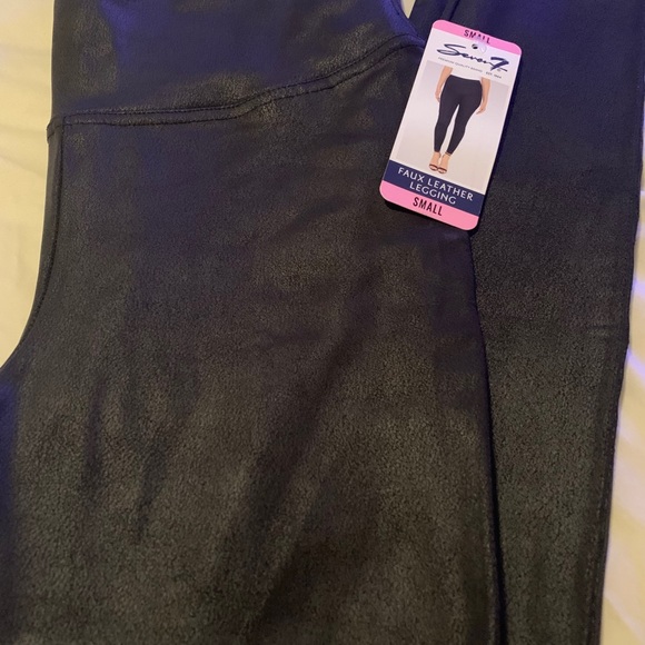 ULTRA HIGH RISE SCULPTING LEGGING - Picture 3 of 5